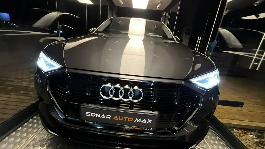 AUDI e-tron -