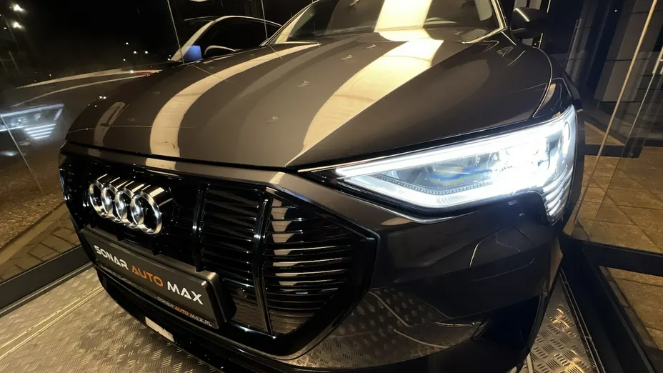 AUDI e-tron -