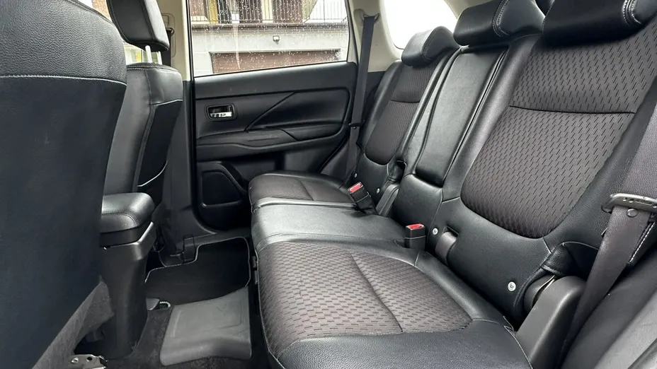 MITSUBISHI Outlander -