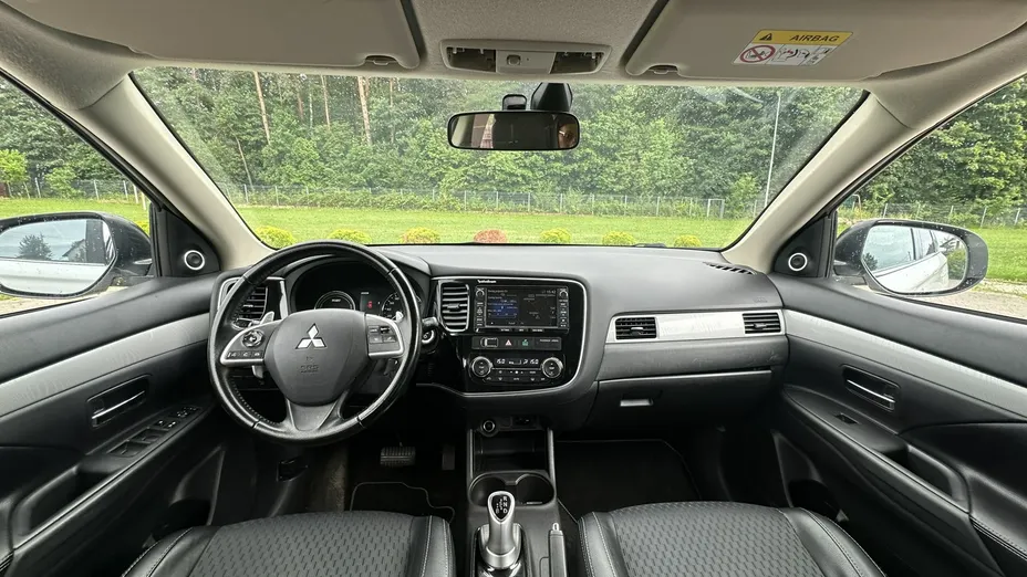 MITSUBISHI Outlander -