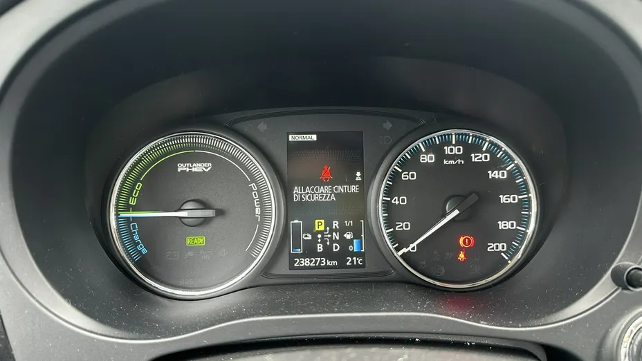 MITSUBISHI Outlander -
