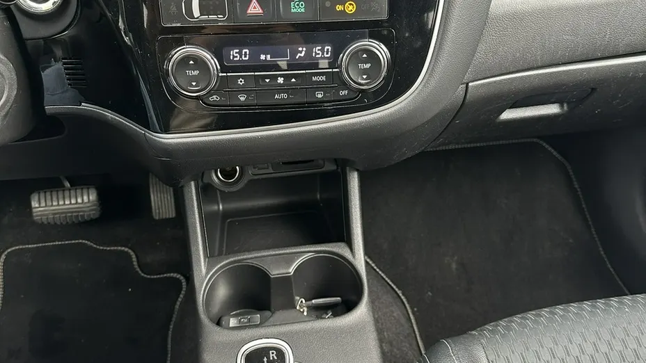 MITSUBISHI Outlander -
