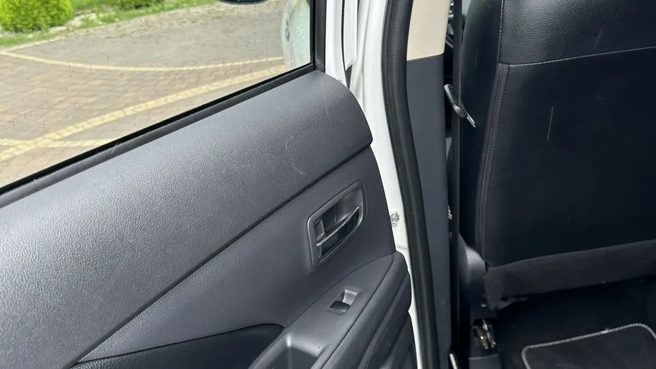 MITSUBISHI Outlander -