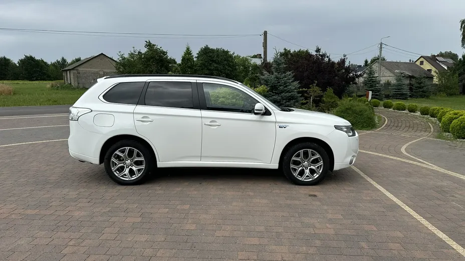 MITSUBISHI Outlander -