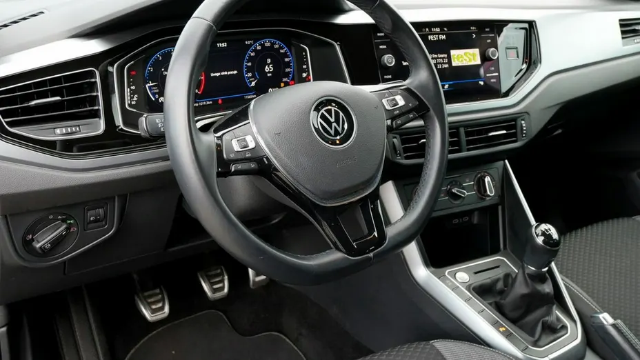 VOLKSWAGEN Polo -
