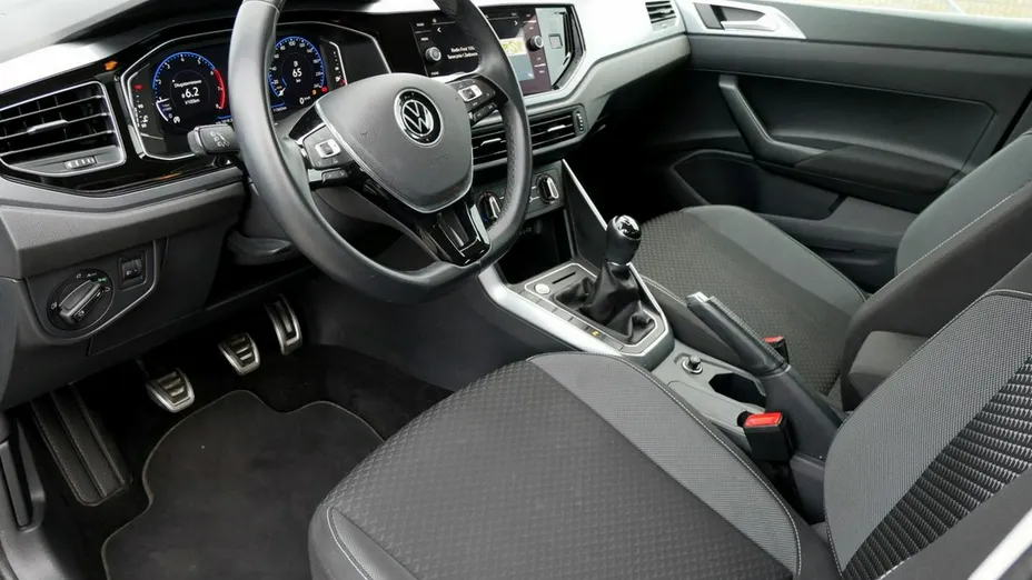 VOLKSWAGEN Polo -