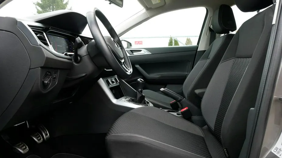 VOLKSWAGEN Polo -