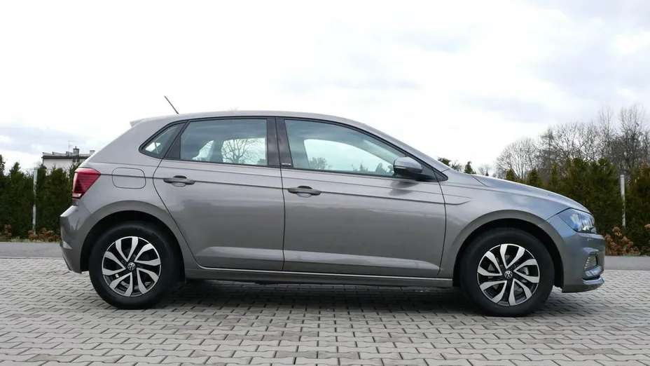VOLKSWAGEN Polo -