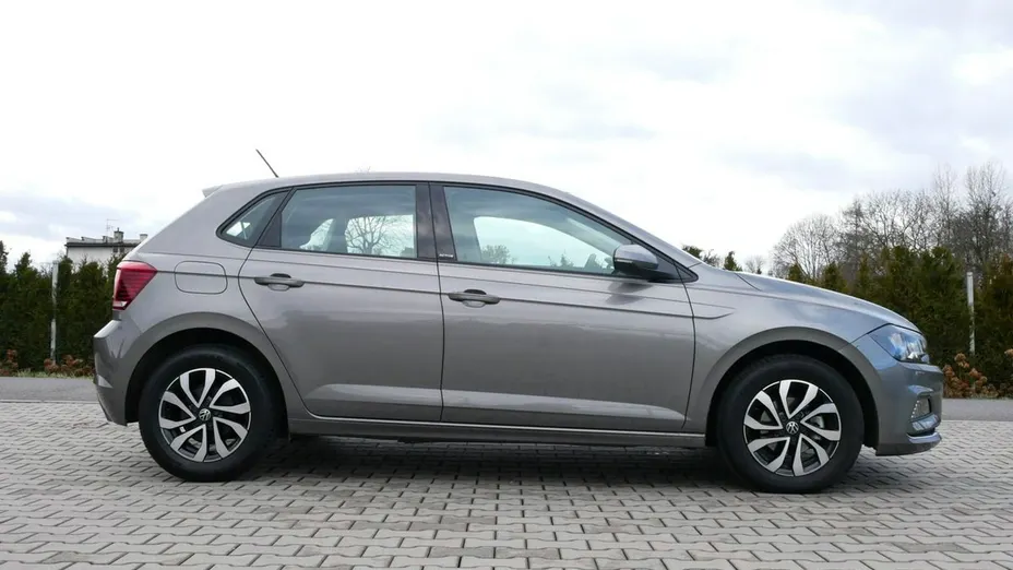 VOLKSWAGEN Polo -