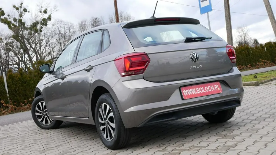 VOLKSWAGEN Polo -