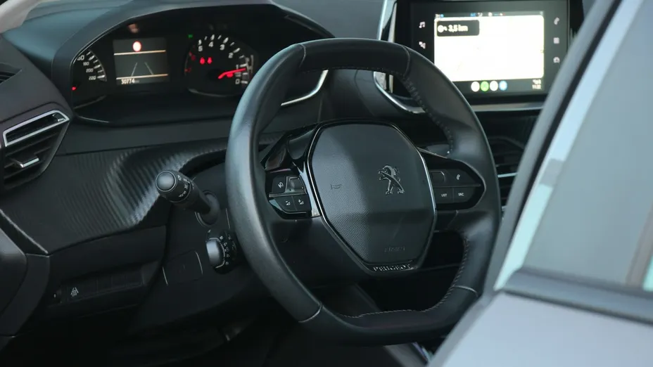 PEUGEOT 208 -