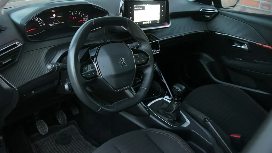 PEUGEOT 208 -