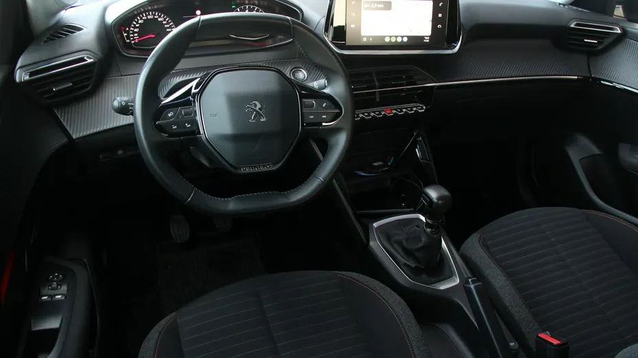 PEUGEOT 208 -