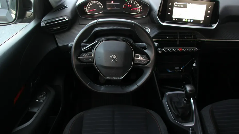 PEUGEOT 208 -
