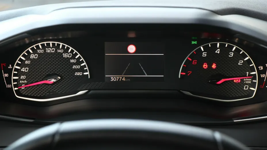 PEUGEOT 208 -