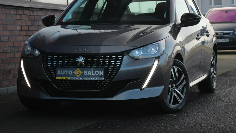 PEUGEOT 208 -