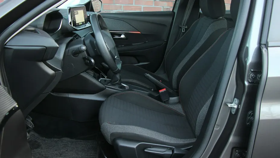 PEUGEOT 208 -