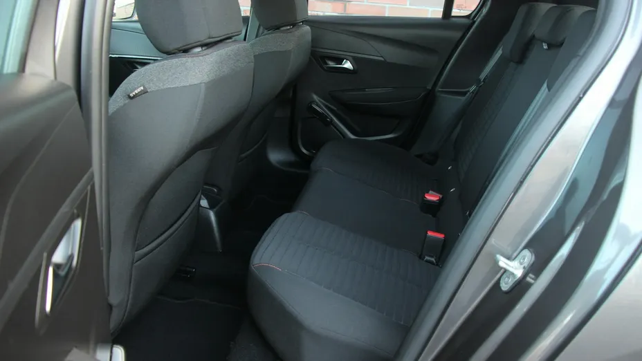 PEUGEOT 208 -