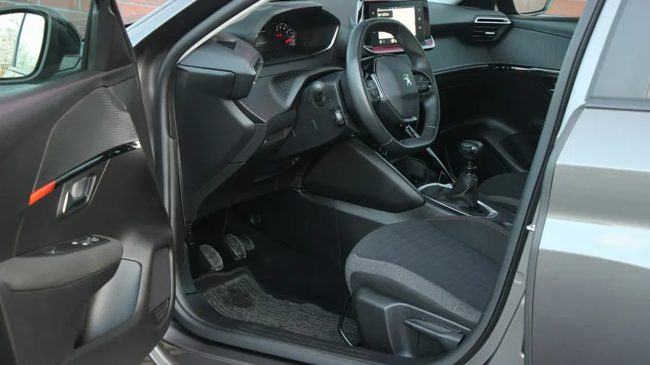 PEUGEOT 208 -