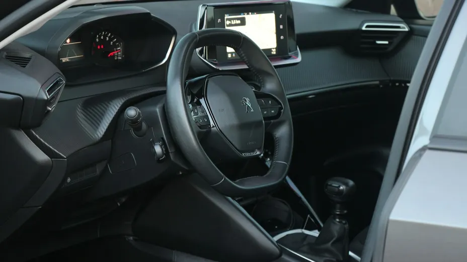PEUGEOT 208 -