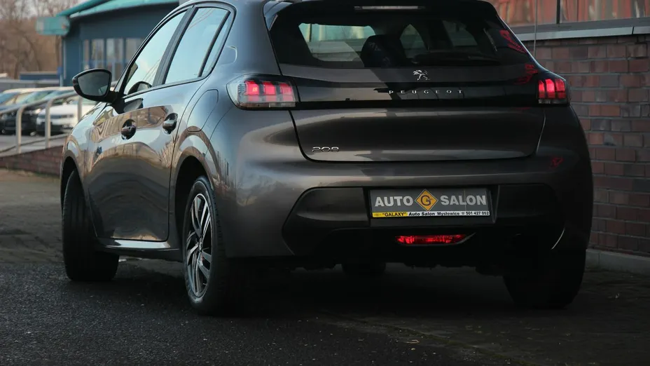 PEUGEOT 208 -