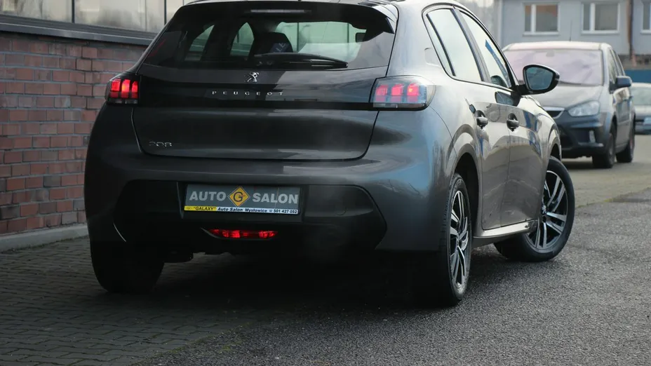 PEUGEOT 208 -