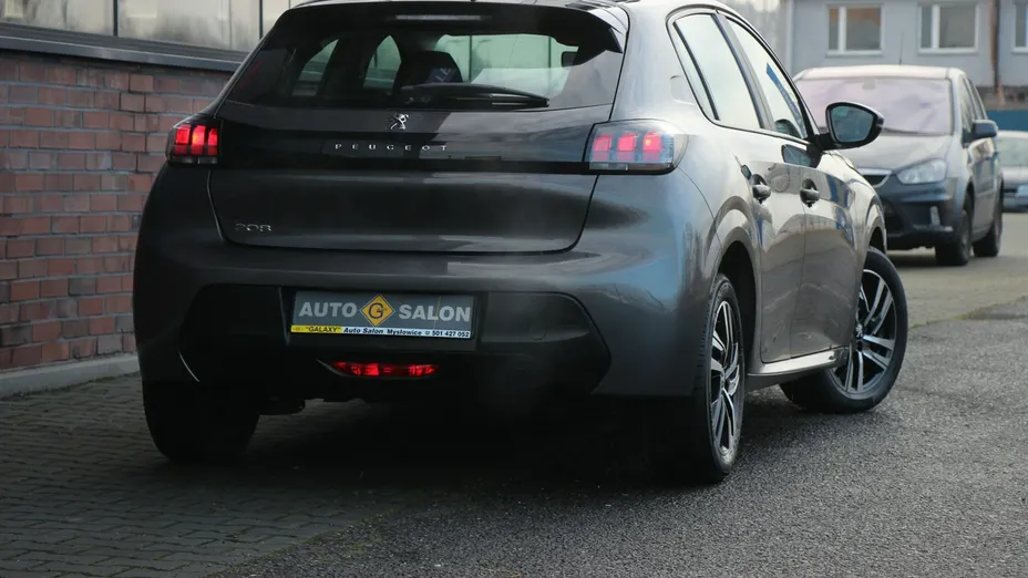 PEUGEOT 208 -
