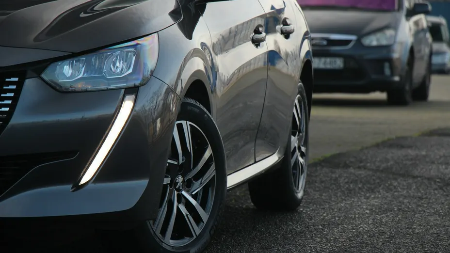 PEUGEOT 208 -
