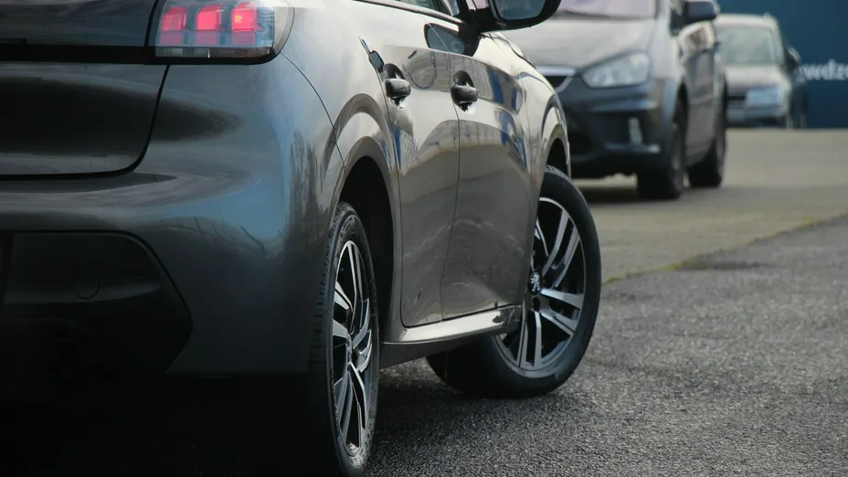PEUGEOT 208 -
