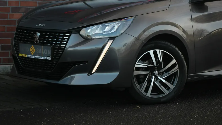 PEUGEOT 208 -