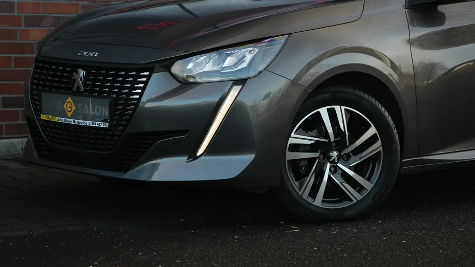PEUGEOT 208 -