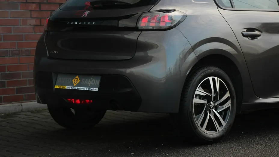PEUGEOT 208 -