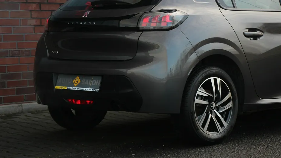 PEUGEOT 208 -
