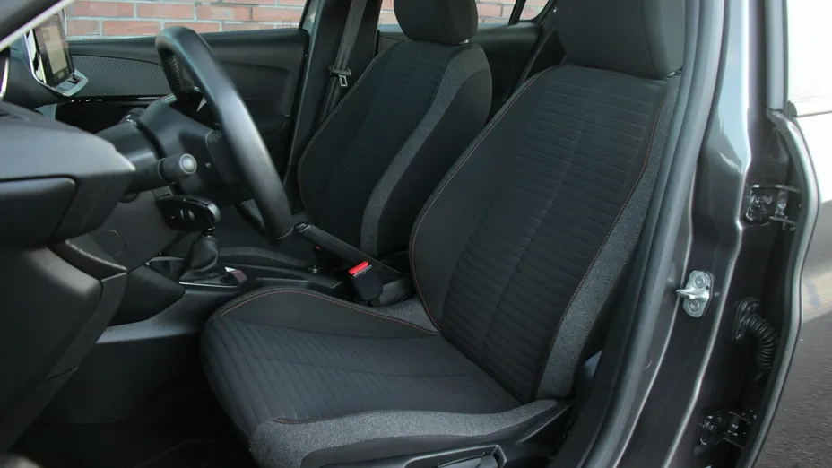 PEUGEOT 208 -