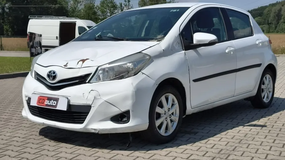 TOYOTA Yaris -