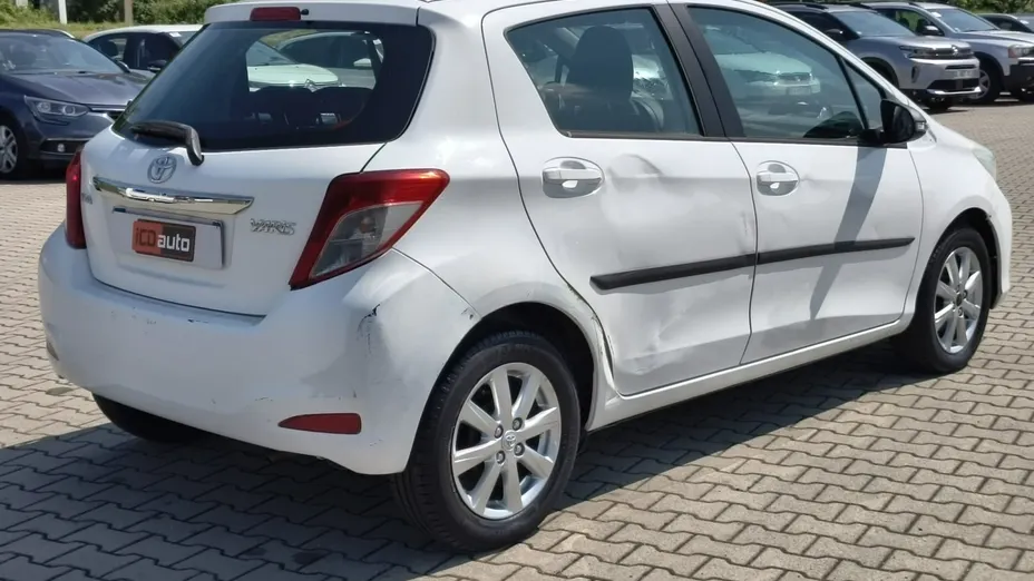 TOYOTA Yaris -