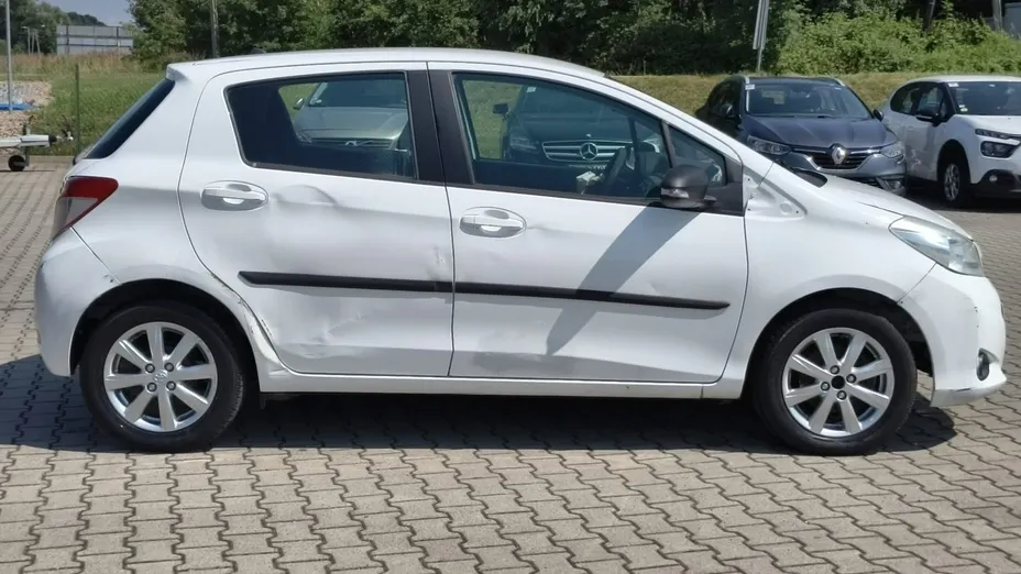 TOYOTA Yaris -