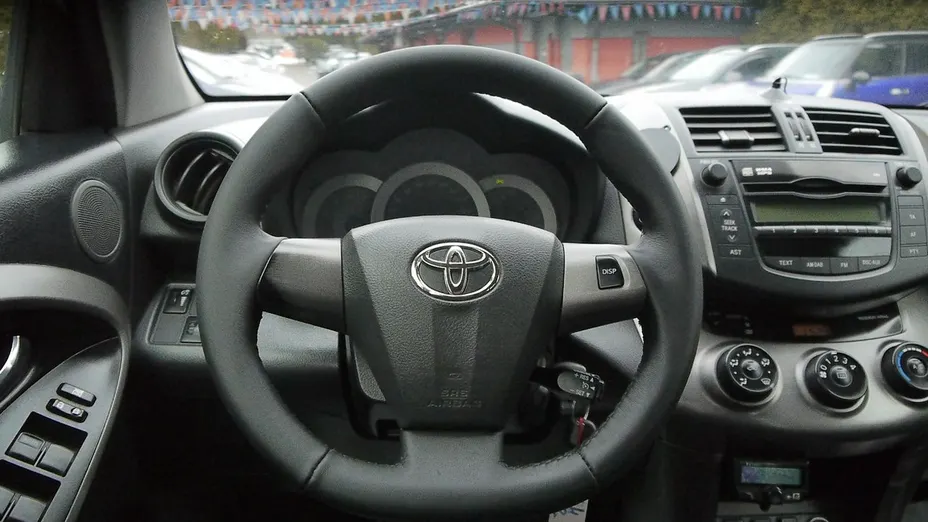 TOYOTA RAV4 -