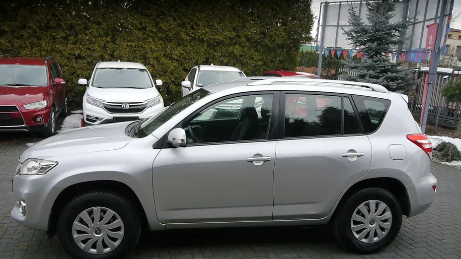 TOYOTA RAV4 -