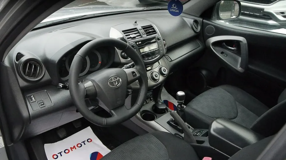 TOYOTA RAV4 -
