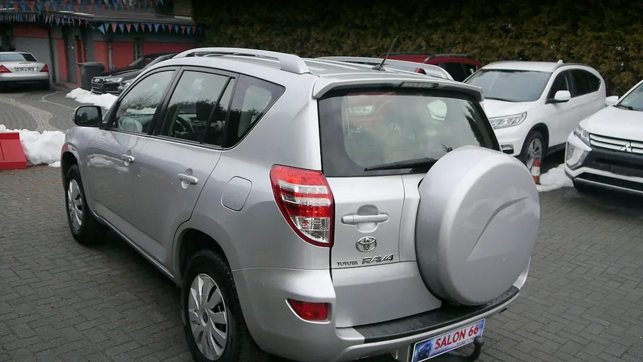 TOYOTA RAV4 -