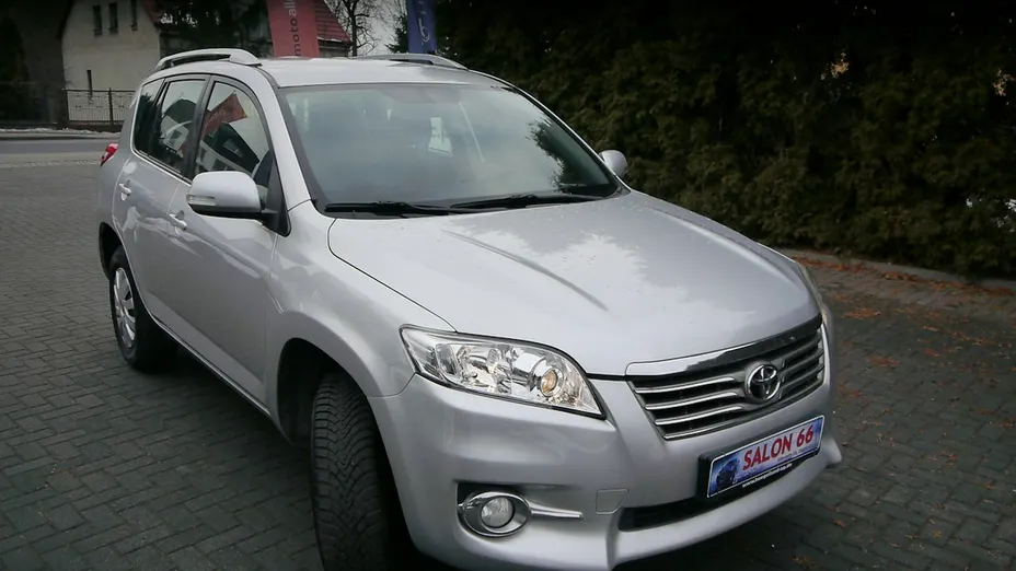 TOYOTA RAV4 -