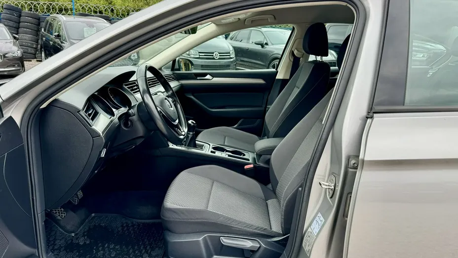 VOLKSWAGEN Passat -