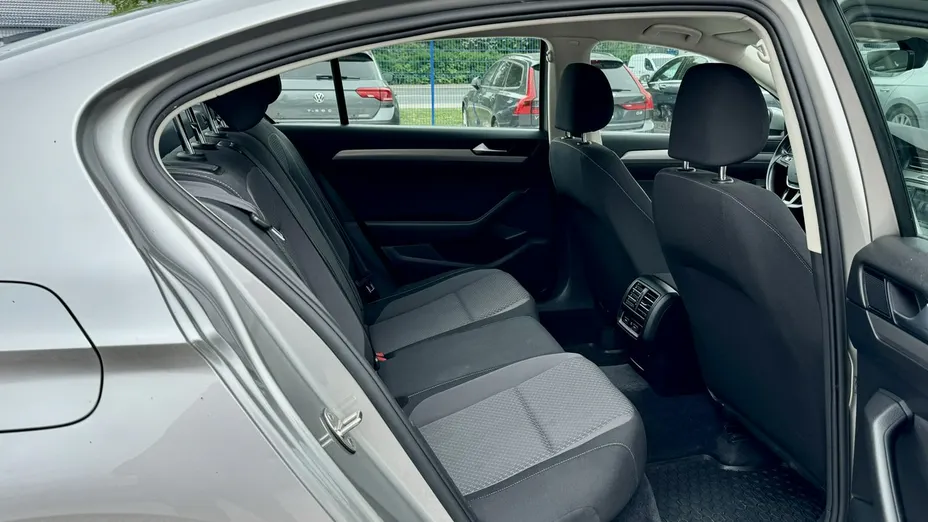VOLKSWAGEN Passat -