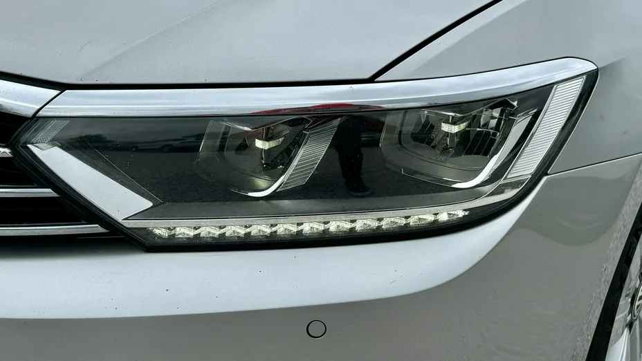 VOLKSWAGEN Passat -