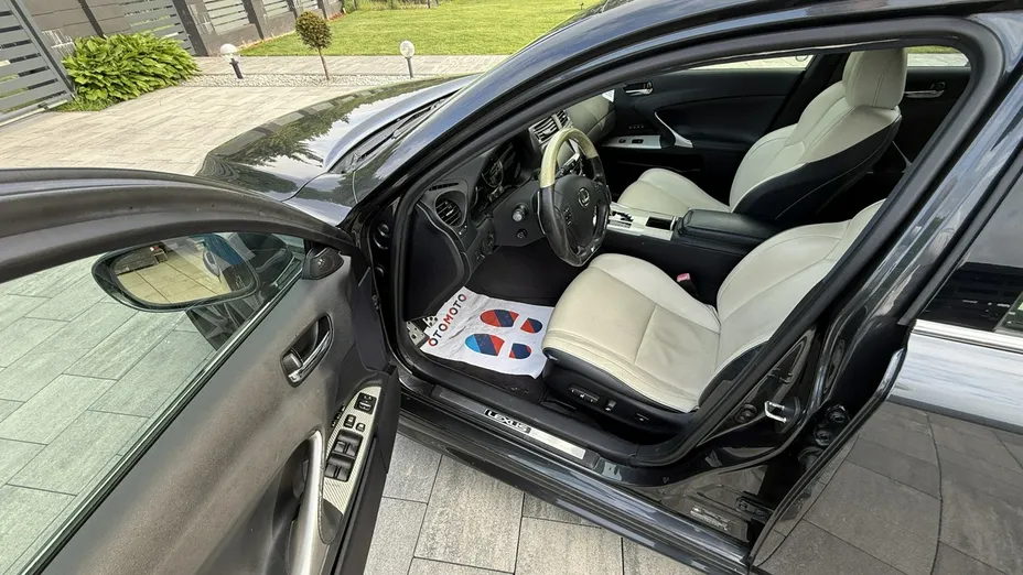 LEXUS IS -