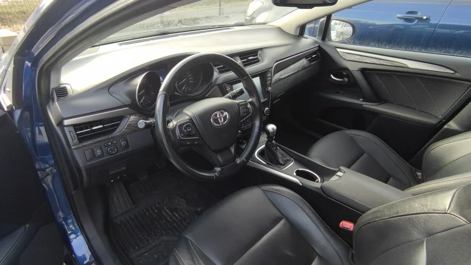 TOYOTA Avensis -