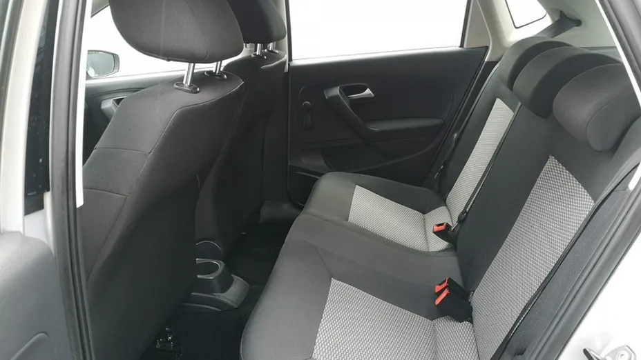 VOLKSWAGEN Polo -