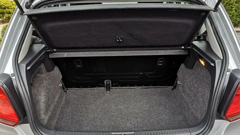 VOLKSWAGEN Polo -
