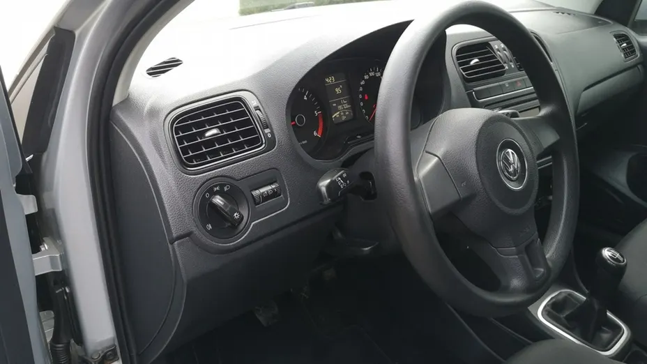 VOLKSWAGEN Polo -